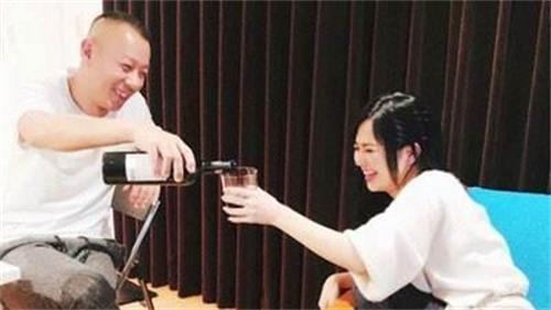 苍井空宣布怀孕5个月-与老公首登台亮相