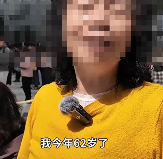 腾讯工程师摆摊免费装OpenClaw，排队的人有小学生还有大妈