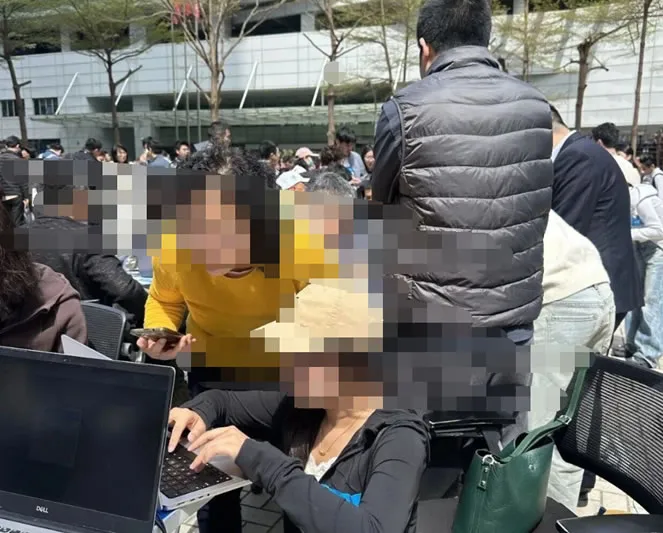 腾讯工程师摆摊免费装OpenClaw，排队的人有小学生还有大妈